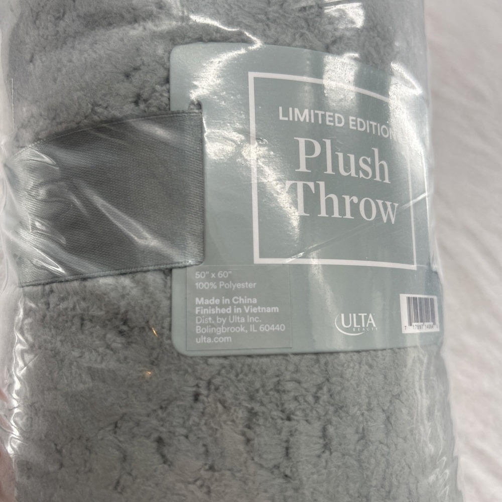Ulta Limited Plush Throw Blanket 50"×60" Sage Green Holiday Seal NEW 2025 Bagged - Picture 3 of 6
